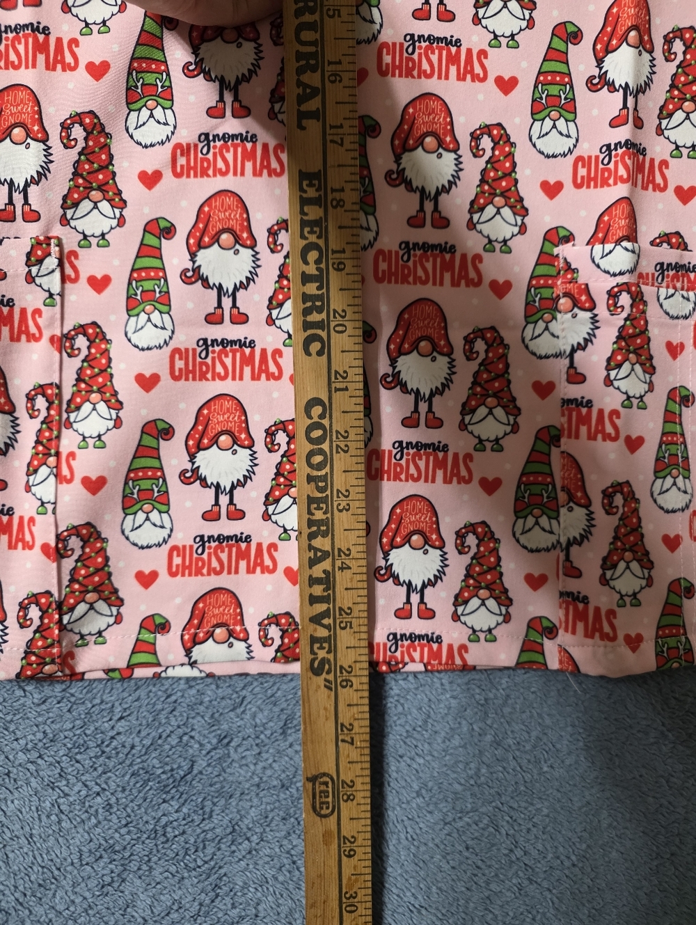 2 Women's Medium Christmas Themed Scrub Tops Lot Nurse Medical Nursing - Picture 6 of 7